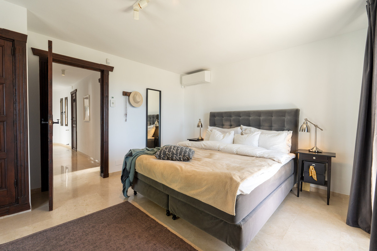 6 Bed Townhouse for sale in Sierrezuela Costa Del Sol, Málaga, Spain