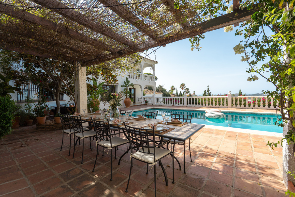 6 Bed Townhouse for sale in Sierrezuela Costa Del Sol, Málaga, Spain