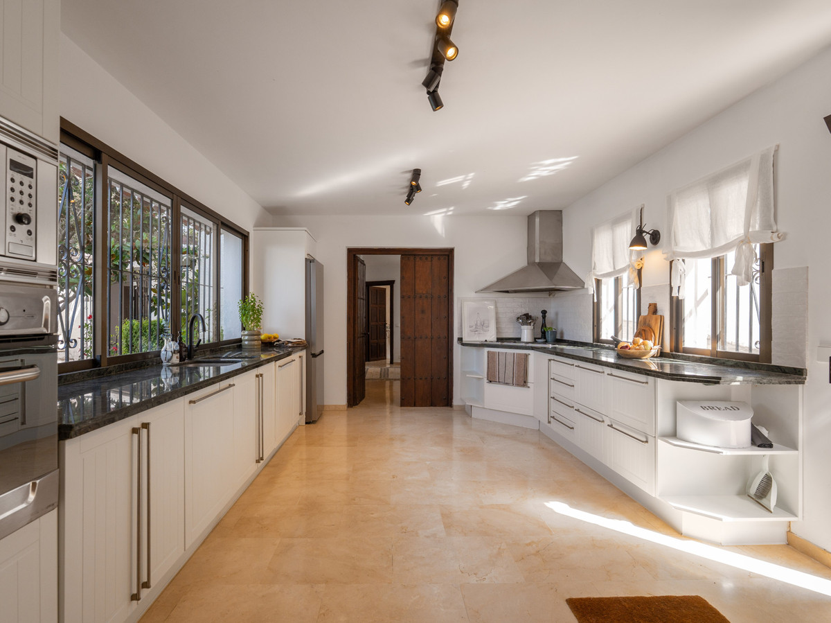 6 Bed Townhouse for sale in Sierrezuela Costa Del Sol, Málaga, Spain