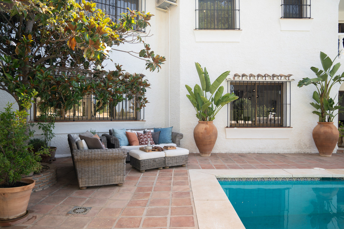 6 Bed Townhouse for sale in Sierrezuela Costa Del Sol, Málaga, Spain