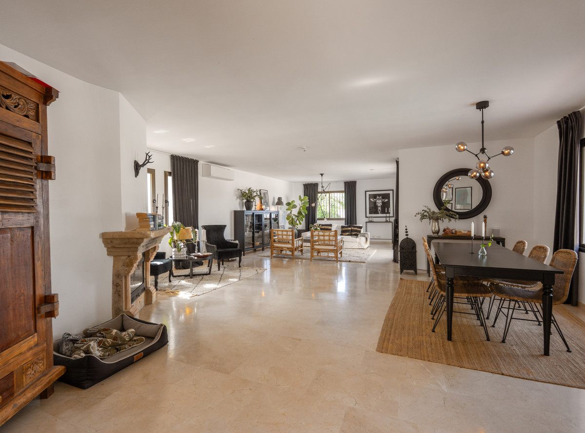 6 Bed Townhouse for sale in Sierrezuela Costa Del Sol, Málaga, Spain