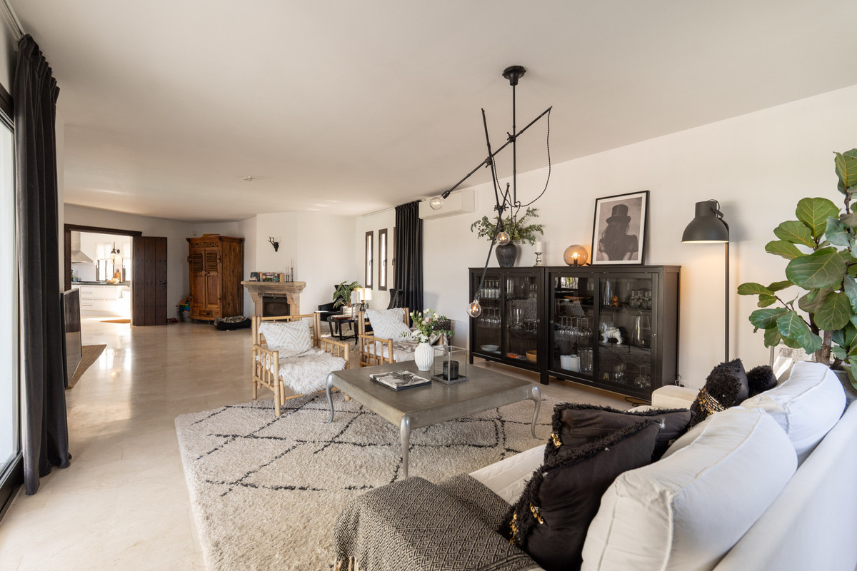 6 Bed Townhouse for sale in Sierrezuela Costa Del Sol, Málaga, Spain