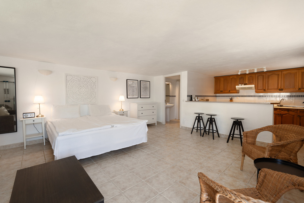 6 Bed Townhouse for sale in Sierrezuela Costa Del Sol, Málaga, Spain