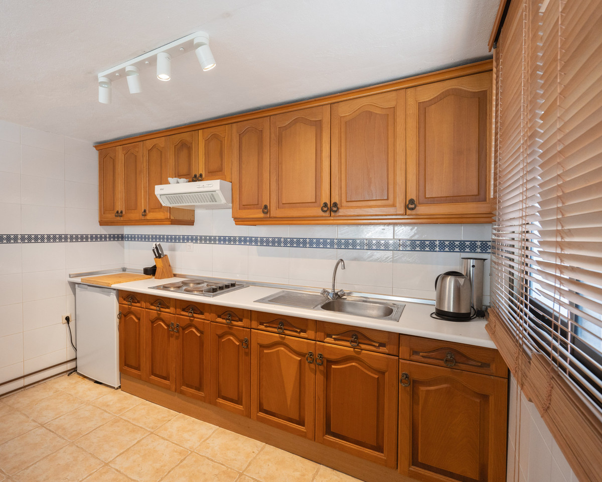 6 Bed Townhouse for sale in Sierrezuela Costa Del Sol, Málaga, Spain