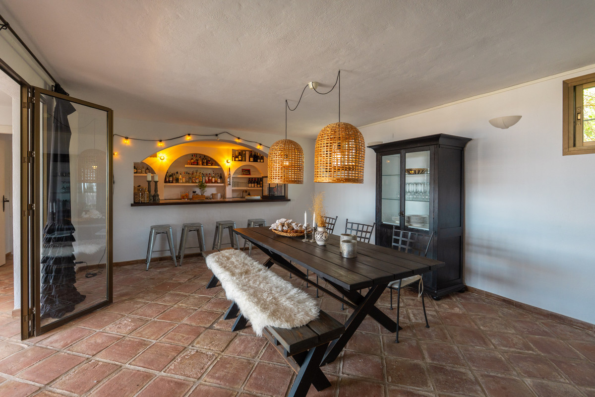 6 Bed Townhouse for sale in Sierrezuela Costa Del Sol, Málaga, Spain