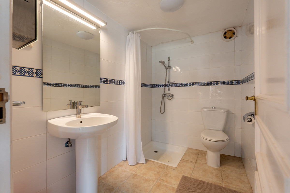 6 Bed Townhouse for sale in Sierrezuela Costa Del Sol, Málaga, Spain