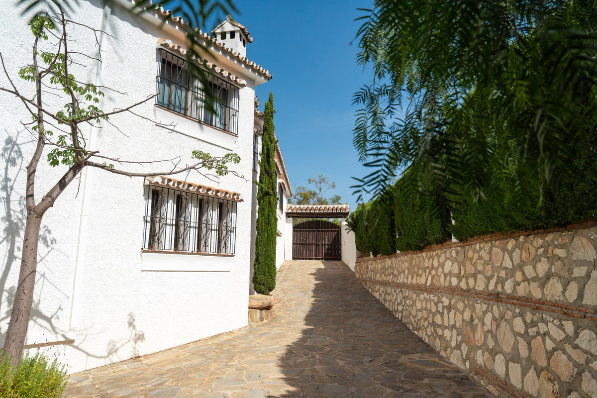 6 Bed Townhouse for sale in Sierrezuela Costa Del Sol, Málaga, Spain