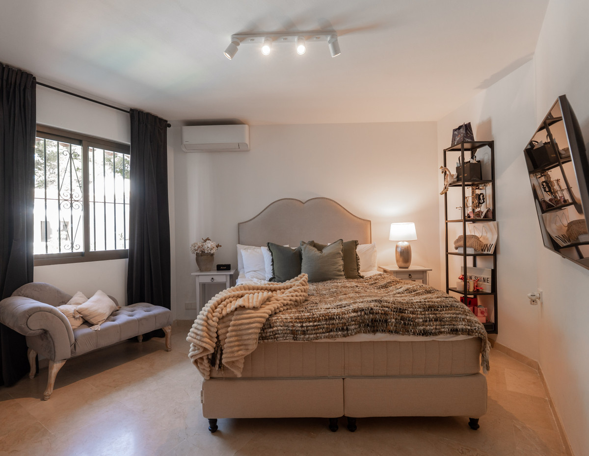 6 Bed Townhouse for sale in Sierrezuela Costa Del Sol, Málaga, Spain