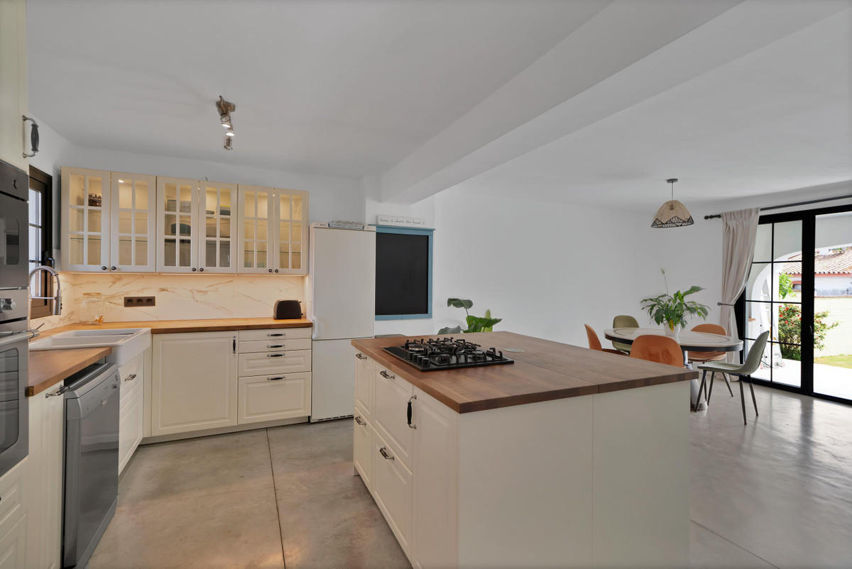 3 Bed Townhouse for sale in Estepona Costa Del Sol, Málaga, Spain