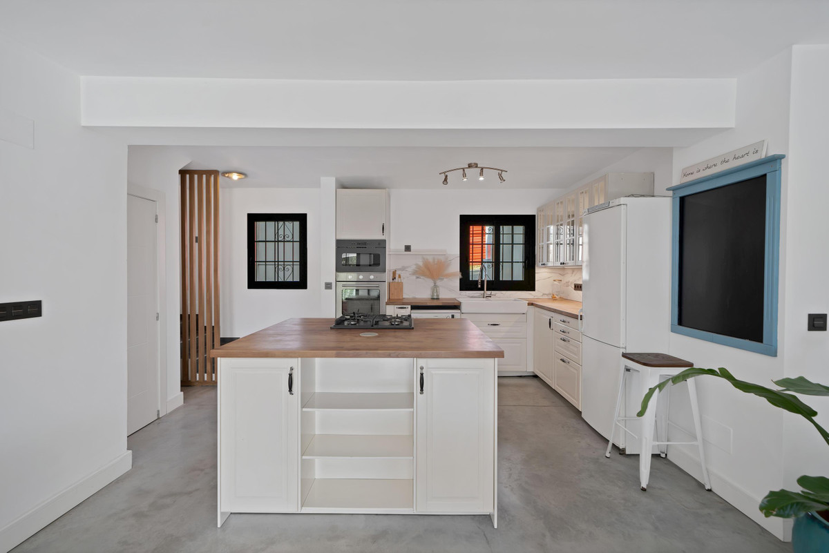 3 Bed Townhouse for sale in Estepona Costa Del Sol, Málaga, Spain