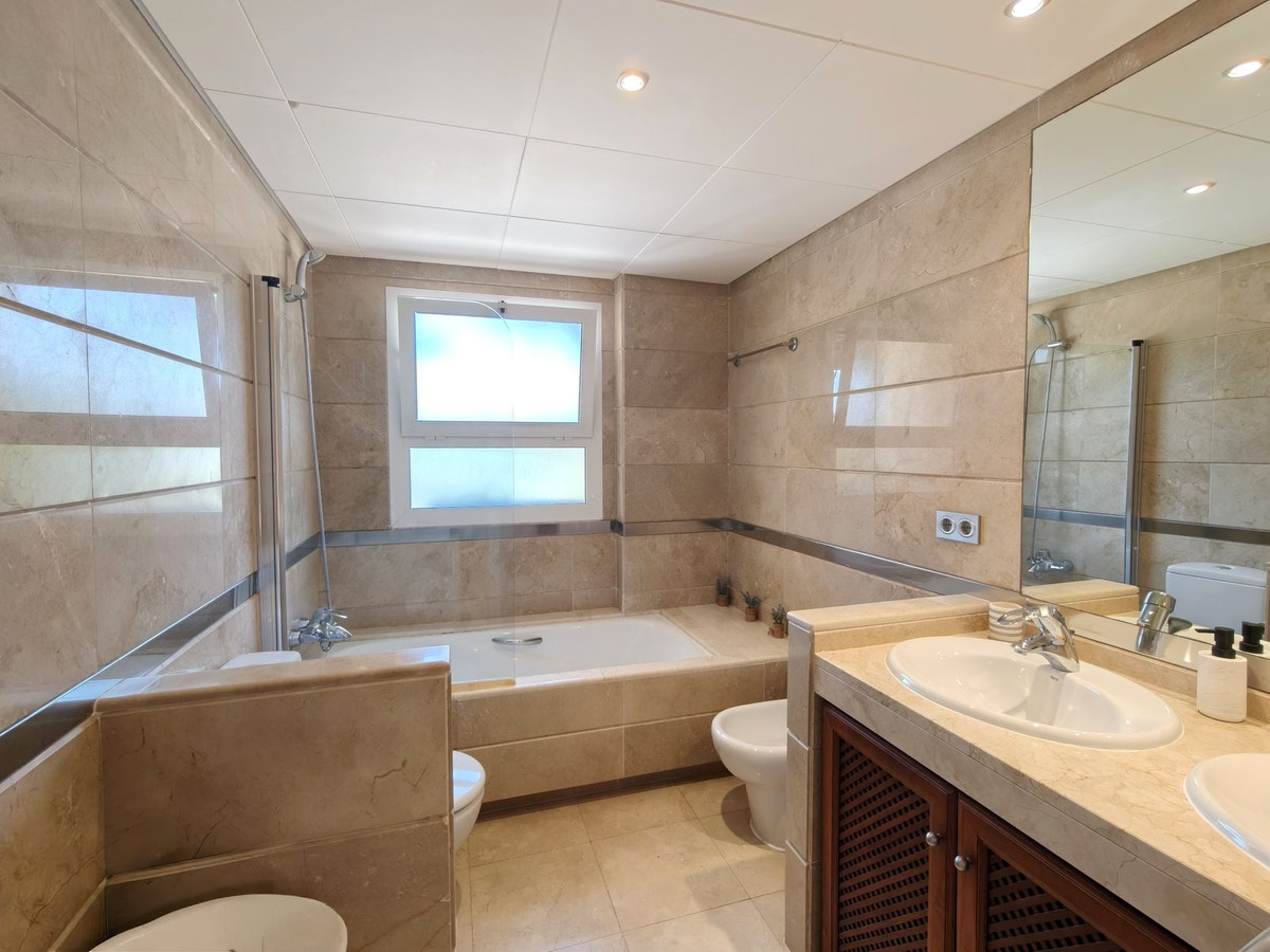 Se vende Apartamento Planta Media de 3 dormitorios en Costa Del Sol, Cadiz, España
