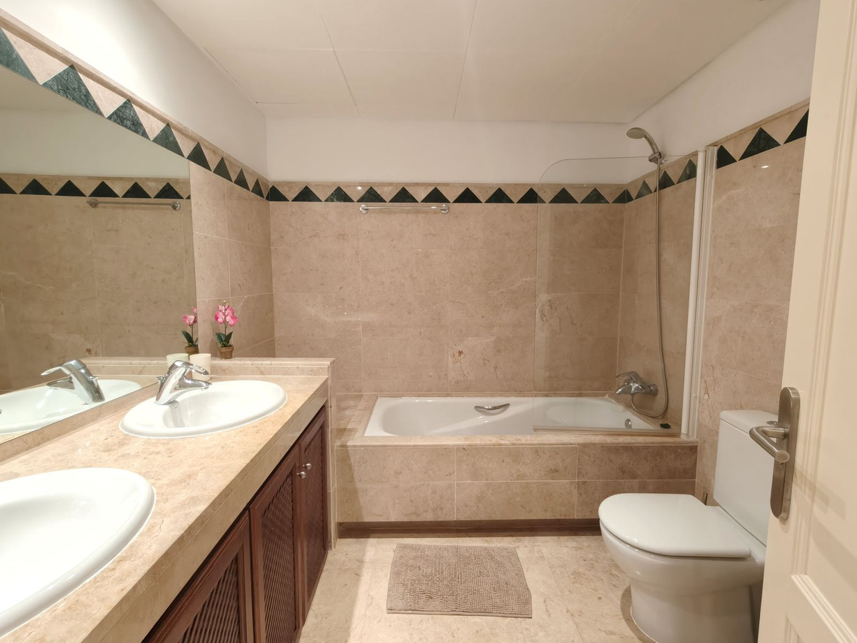 Se vende Apartamento Planta Media de 3 dormitorios en Costa Del Sol, Cadiz, España