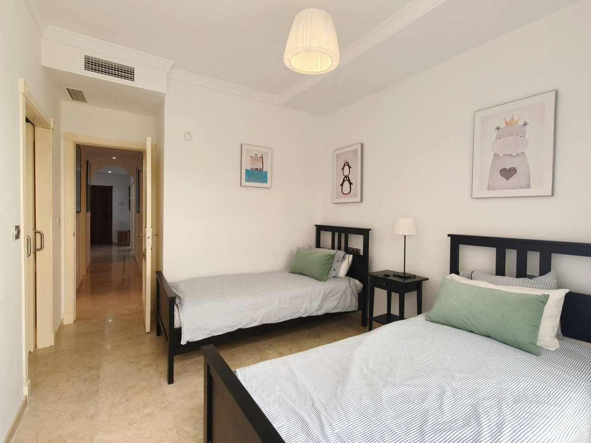 Se vende Apartamento Planta Media de 3 dormitorios en Costa Del Sol, Cadiz, España