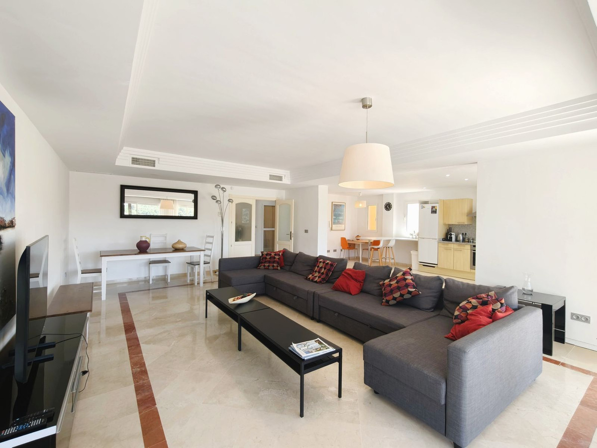 Se vende Apartamento Planta Media de 3 dormitorios en Costa Del Sol, Cadiz, España