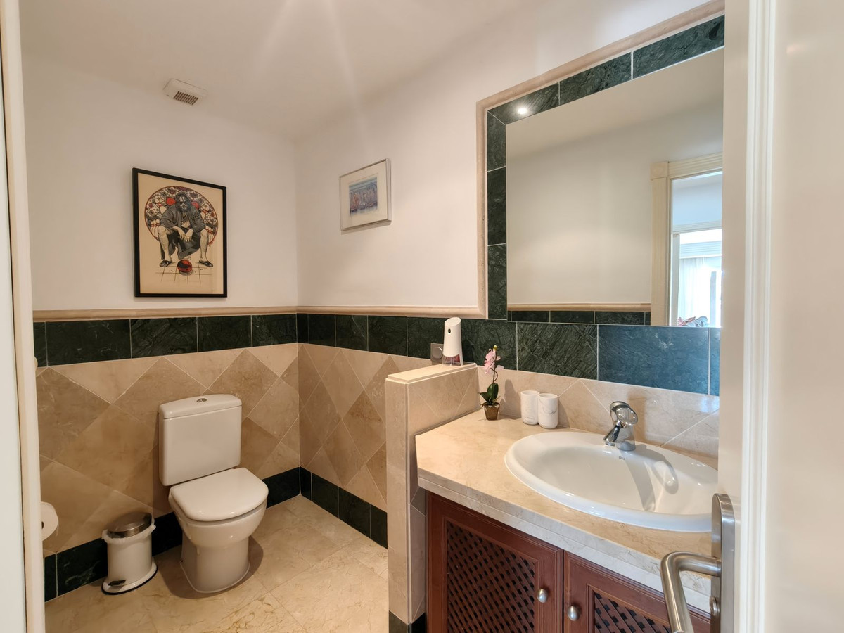 Se vende Apartamento Planta Media de 3 dormitorios en Costa Del Sol, Cadiz, España