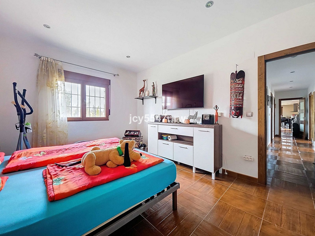 4 Bed Townhouse for sale in Pinoso Costa Blanca, Alicante, Spain