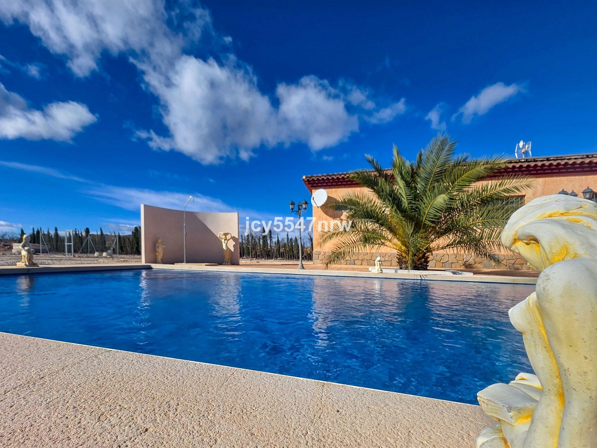 4 Bed Townhouse for sale in Pinoso Costa Blanca, Alicante, Spain