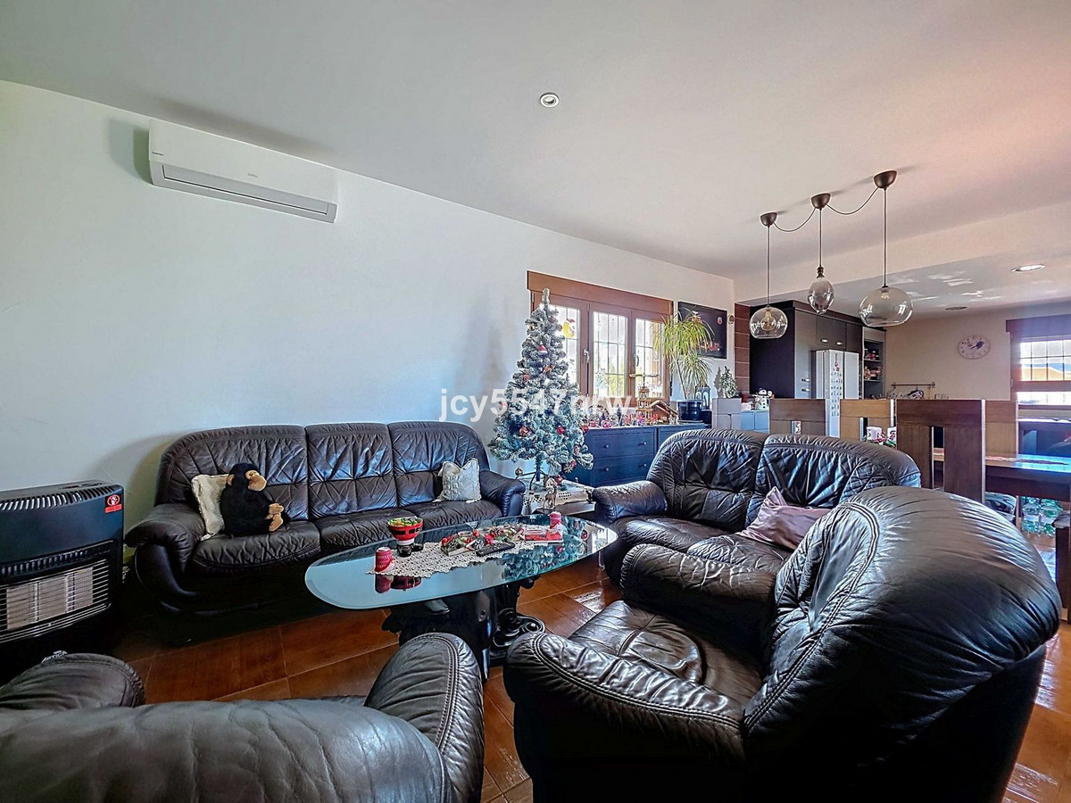 4 Bed Townhouse for sale in Pinoso Costa Blanca, Alicante, Spain