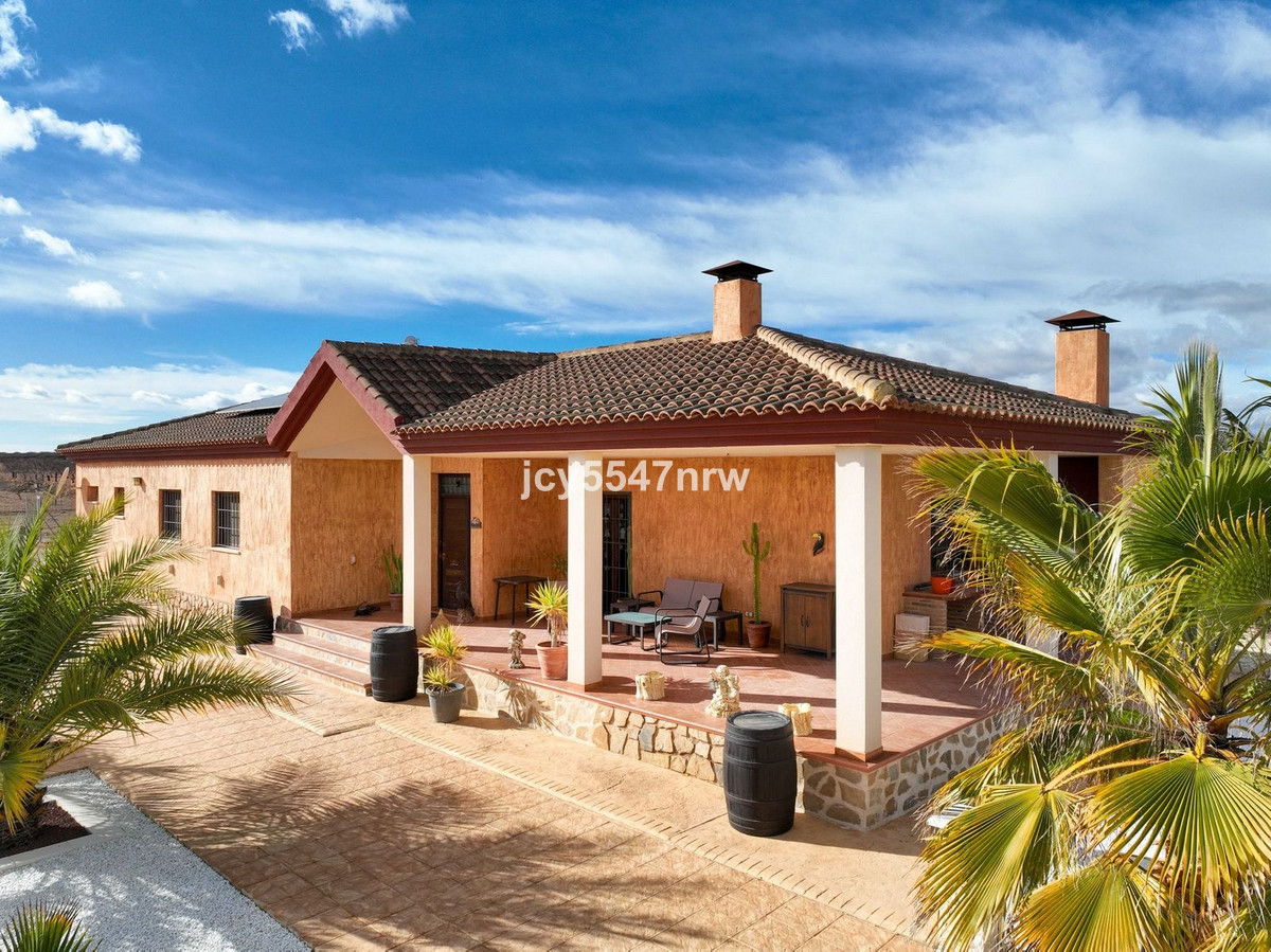 4 Bed Townhouse for sale in Pinoso Costa Blanca, Alicante, Spain
