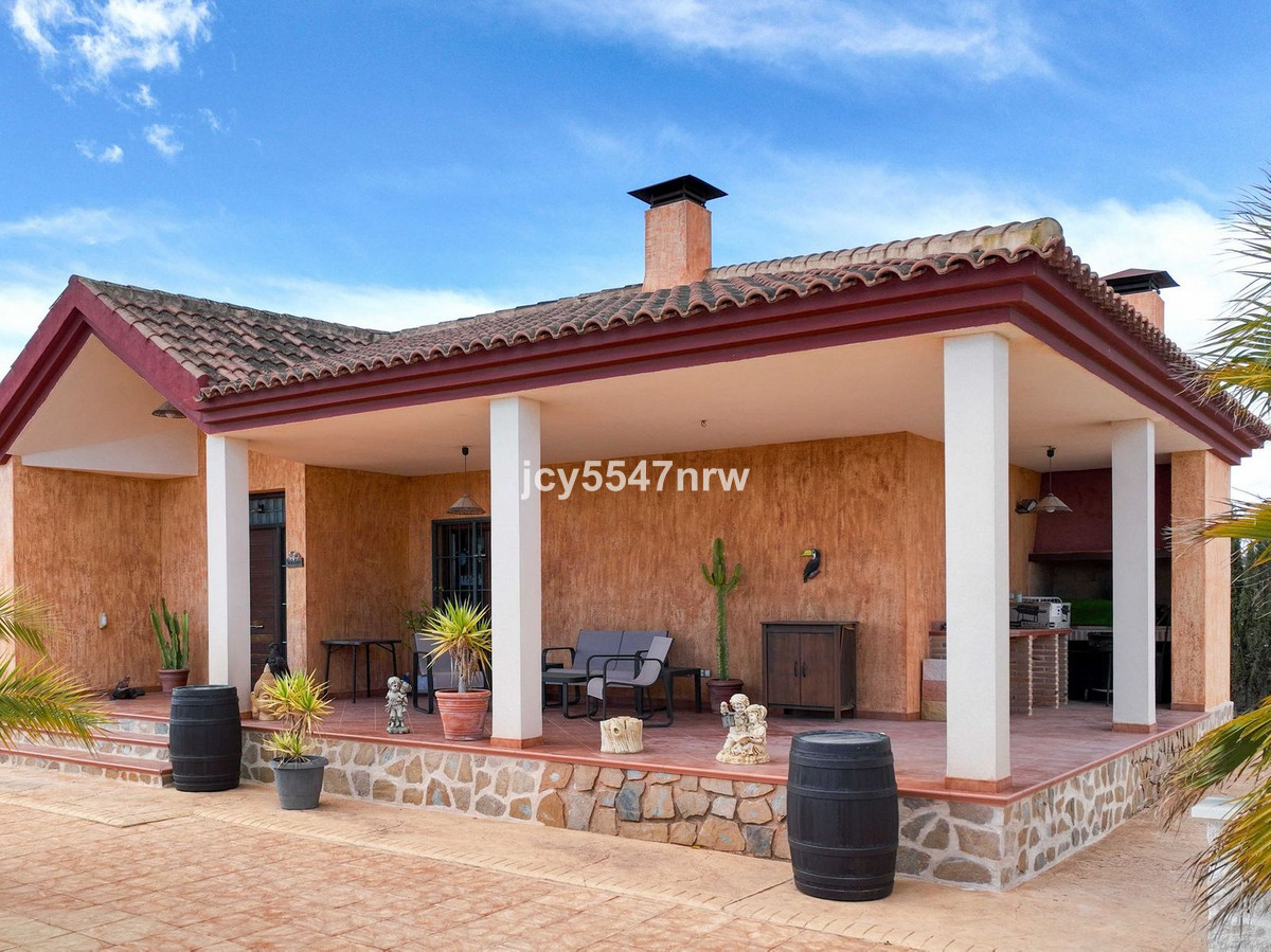 4 Bed Townhouse for sale in Pinoso Costa Blanca, Alicante, Spain