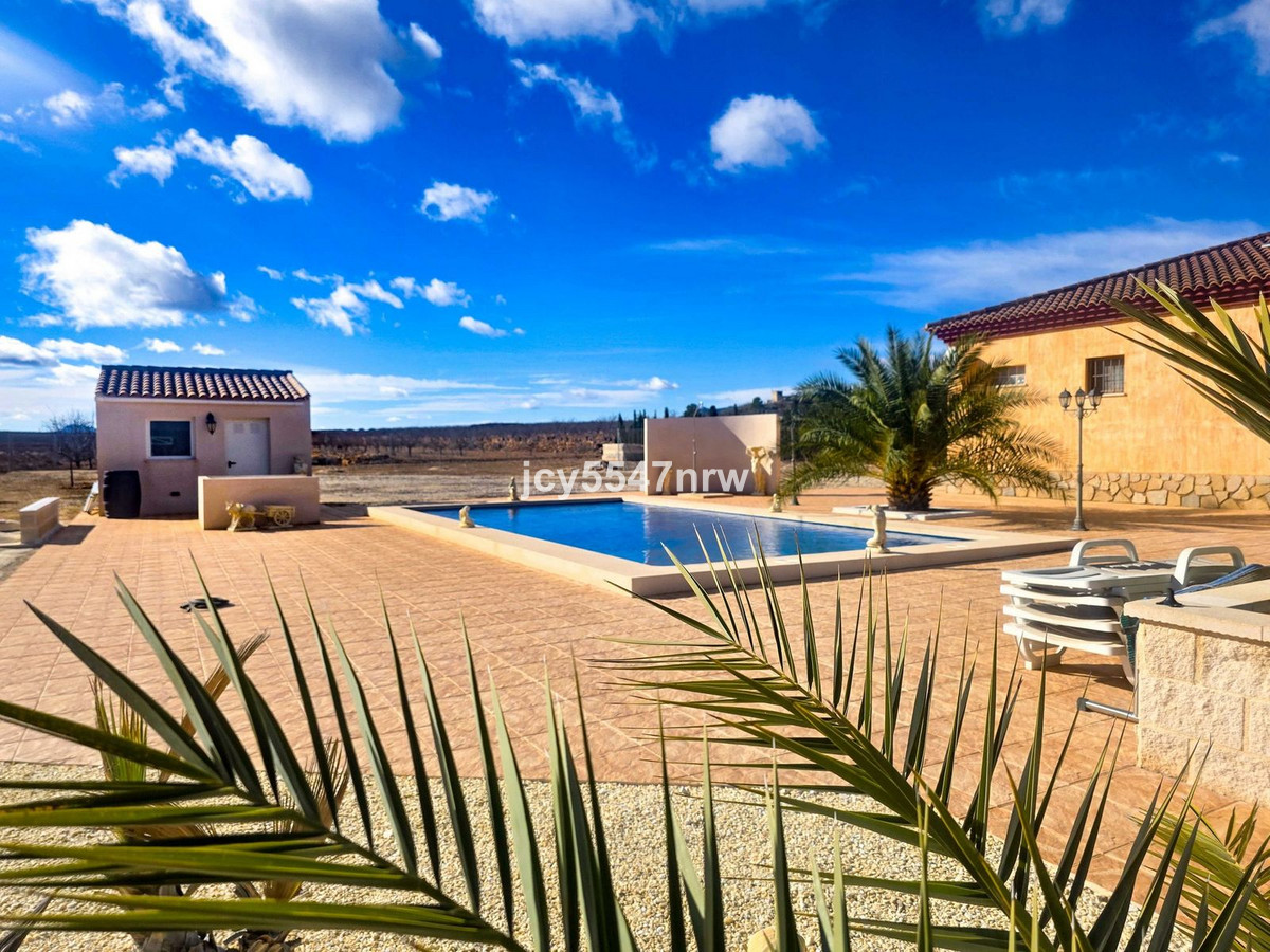 4 Bed Townhouse for sale in Pinoso Costa Blanca, Alicante, Spain