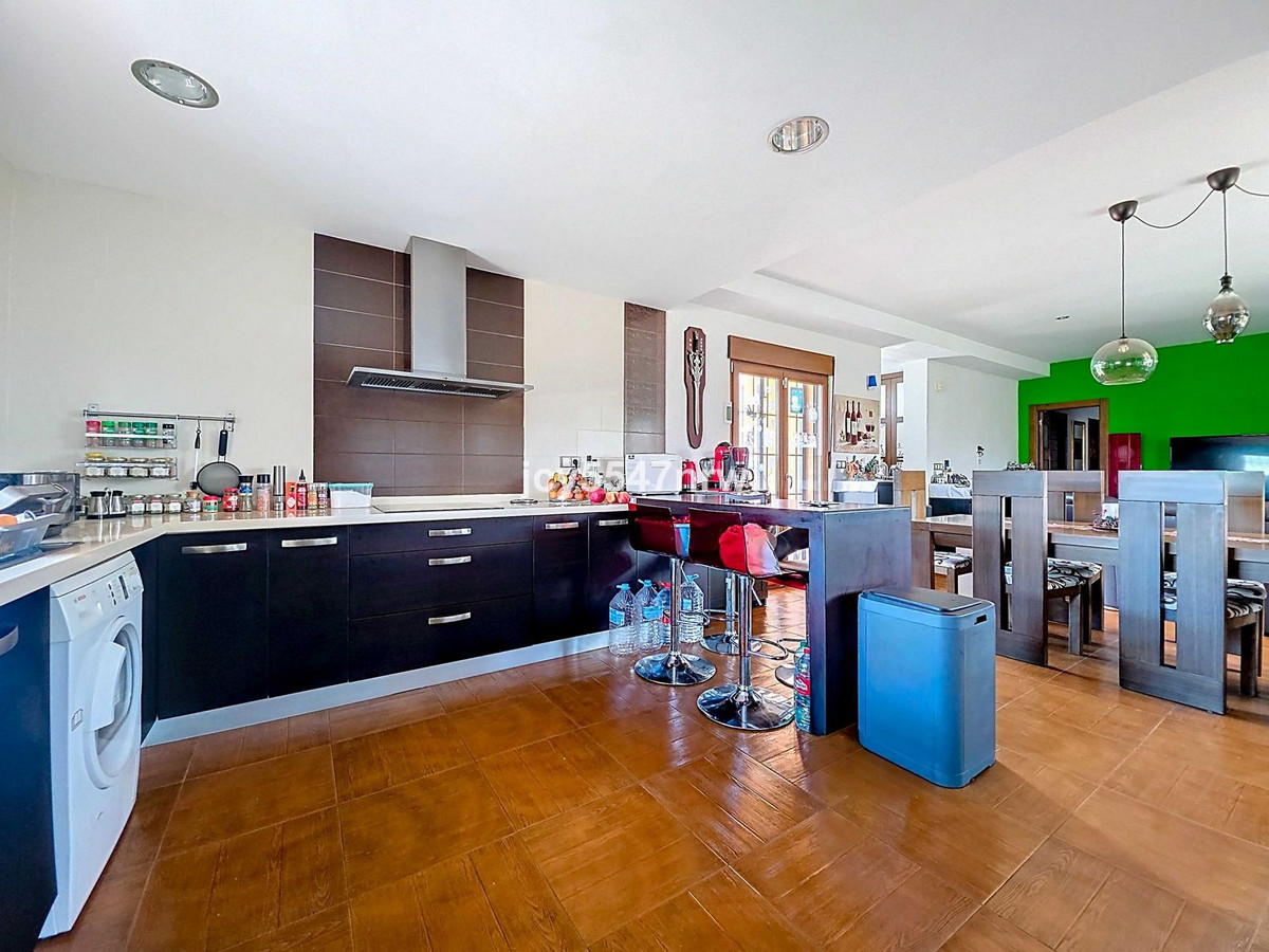 4 Bed Townhouse for sale in Pinoso Costa Blanca, Alicante, Spain