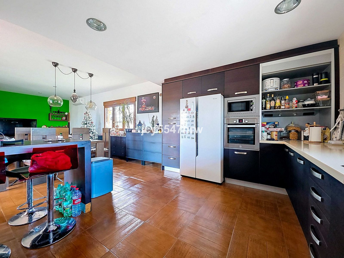 4 Bed Townhouse for sale in Pinoso Costa Blanca, Alicante, Spain