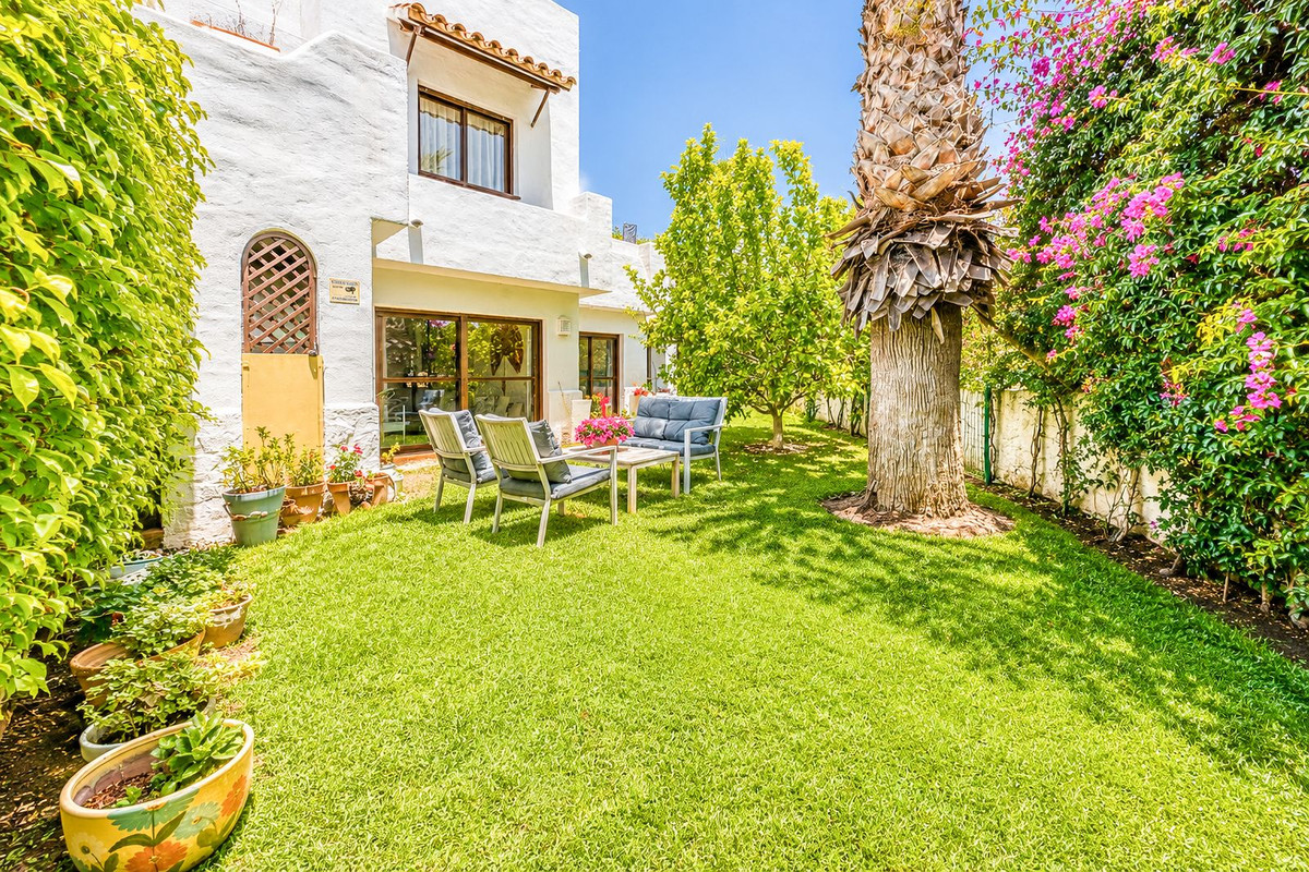 2 Bed Apartment for sale in Estepona Costa Del Sol, Málaga, Spain