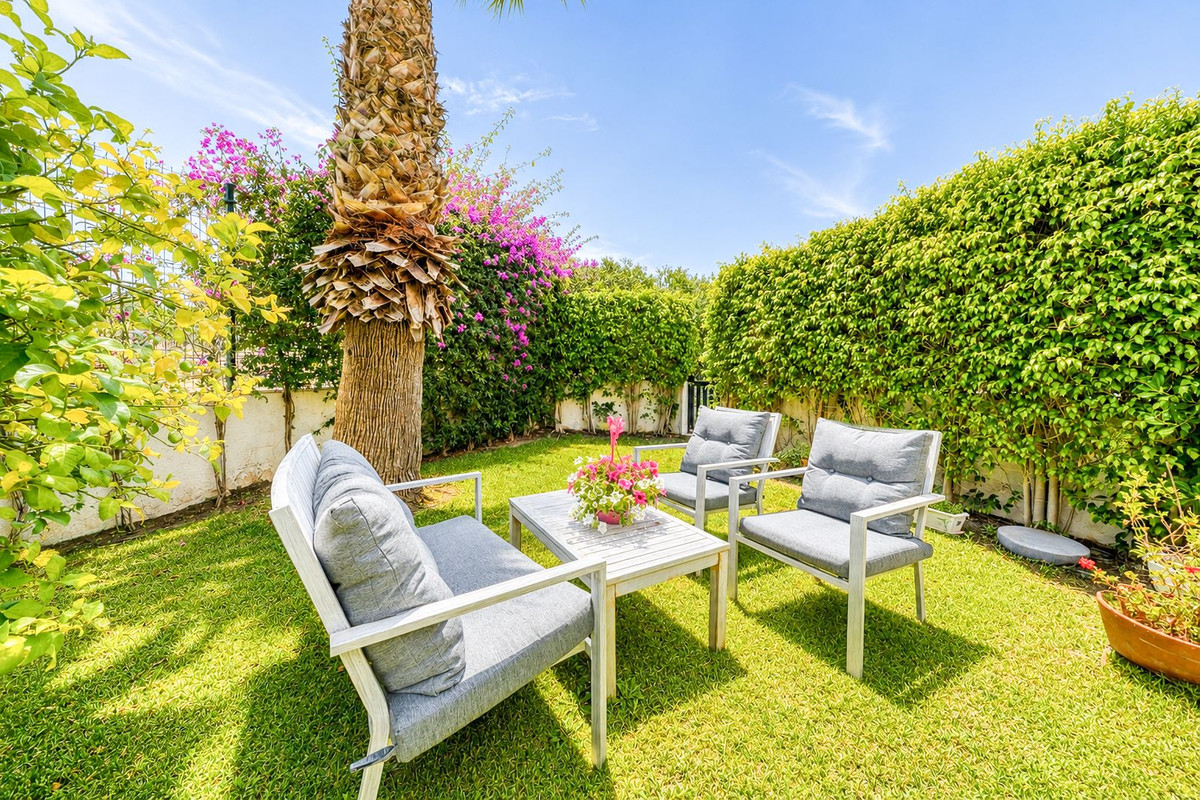 2 Bed Apartment for sale in Estepona Costa Del Sol, Málaga, Spain