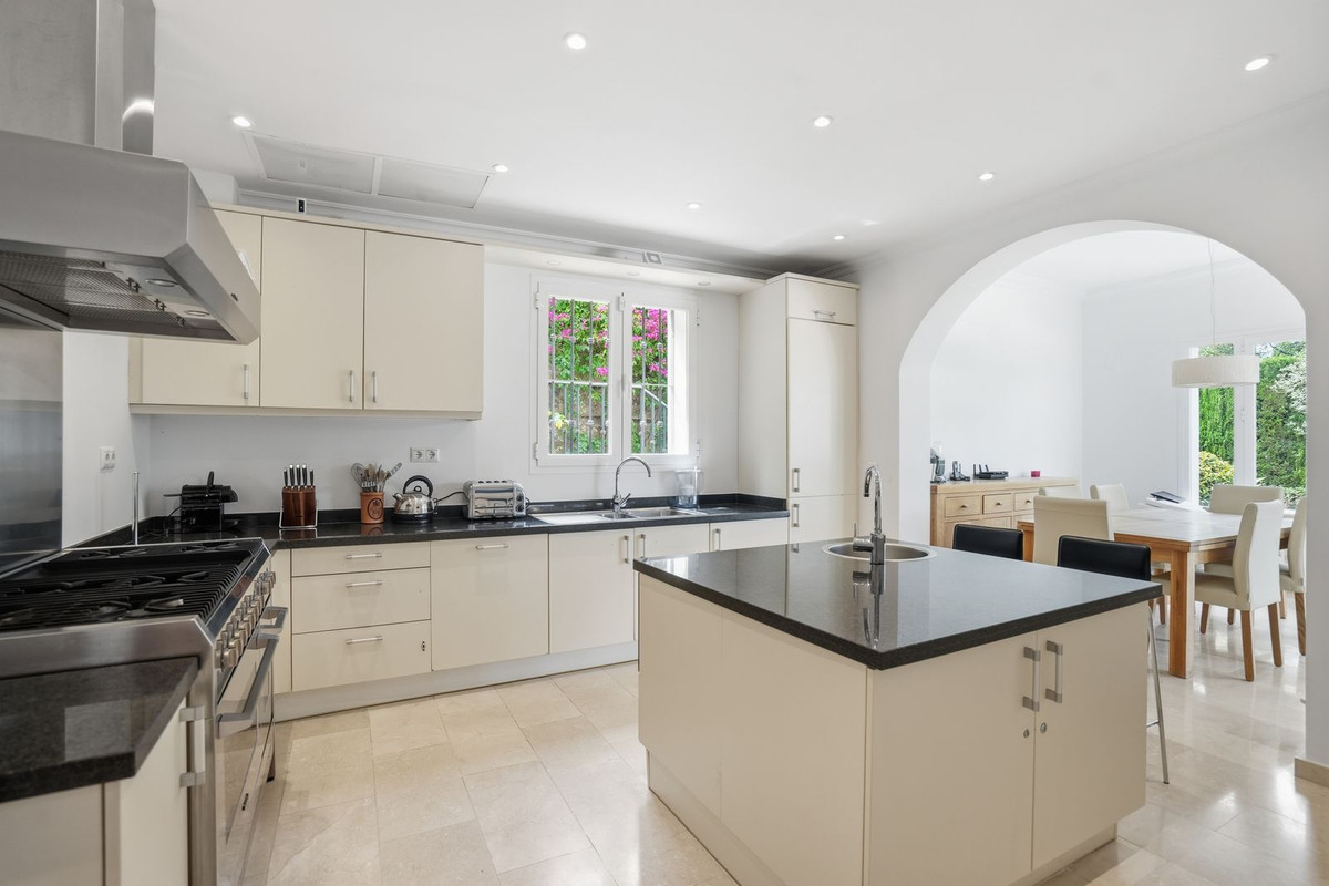 4 Bed Townhouse for sale in Istán Costa Del Sol, Málaga, Spain