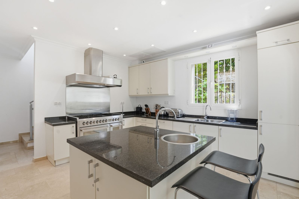 4 Bed Townhouse for sale in Istán Costa Del Sol, Málaga, Spain