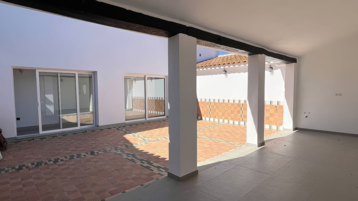 6 Bed Townhouse for sale in Casarabonela Costa Del Sol, Málaga, Spain