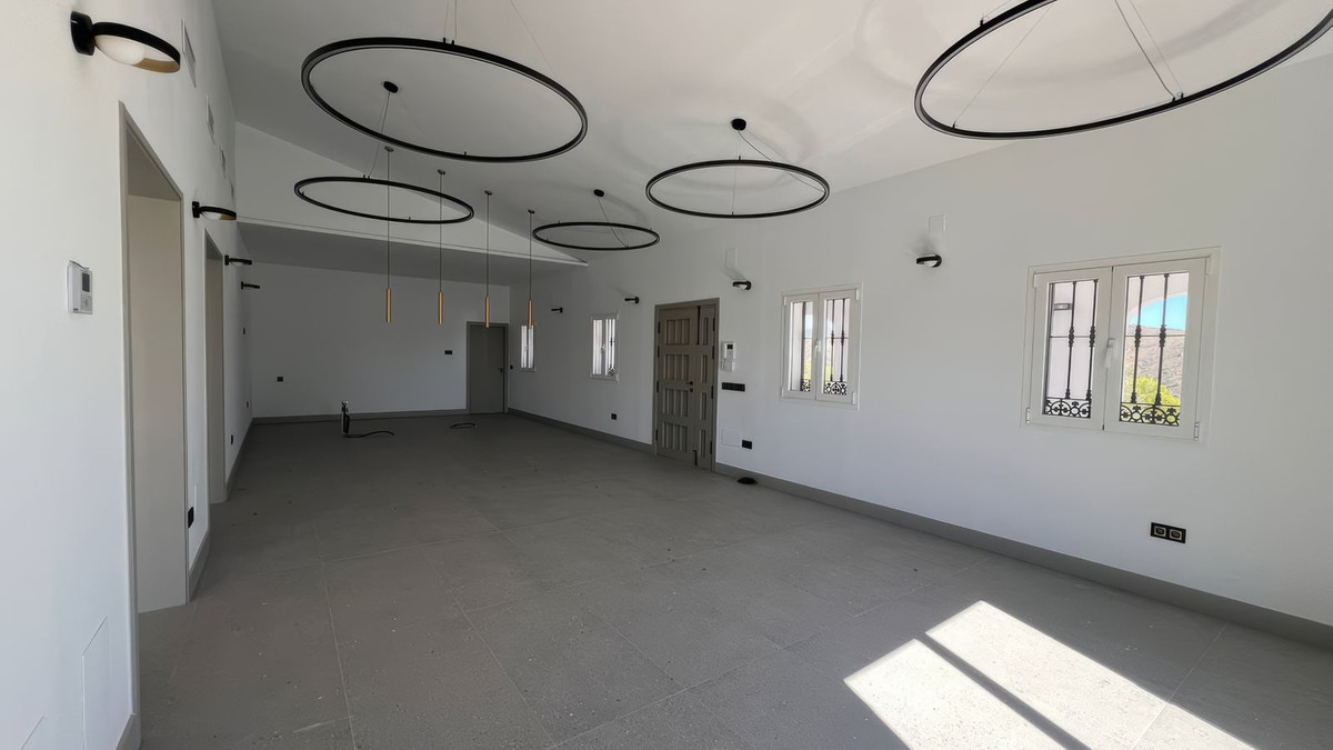 6 Bed Townhouse for sale in Casarabonela Costa Del Sol, Málaga, Spain