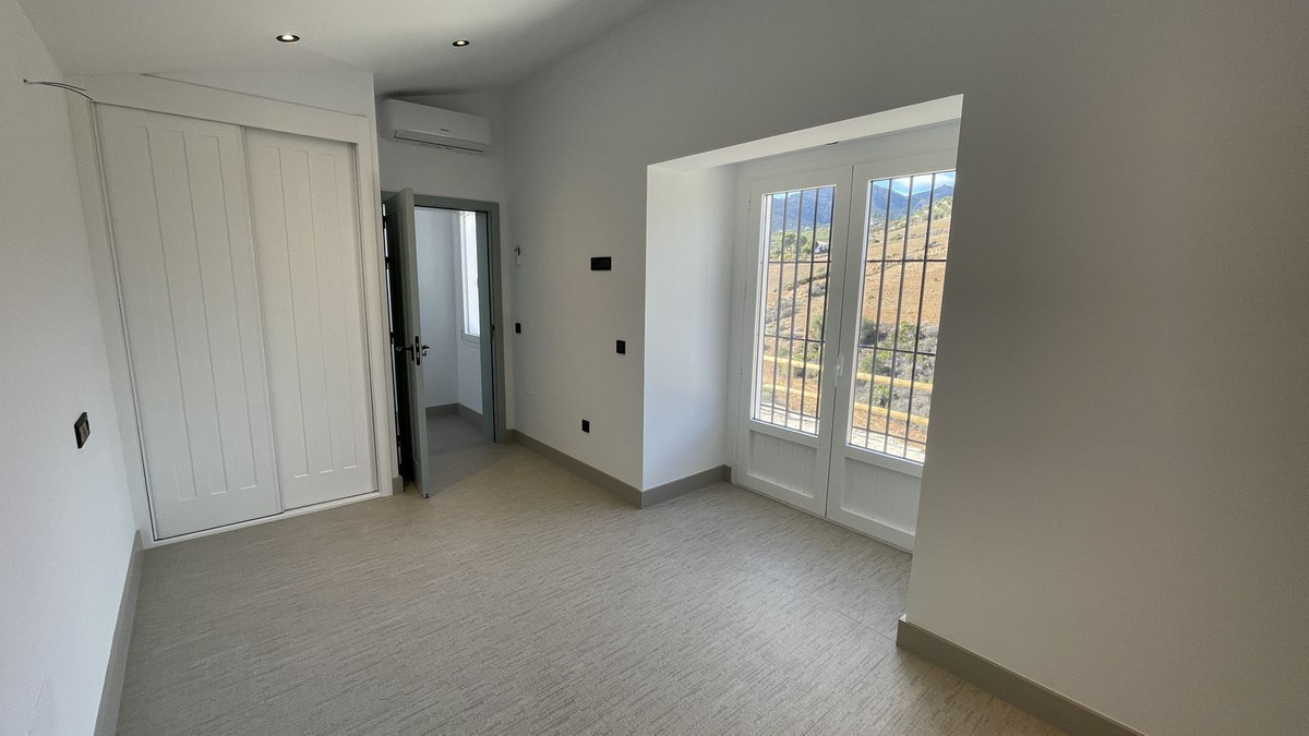 6 Bed Townhouse for sale in Casarabonela Costa Del Sol, Málaga, Spain