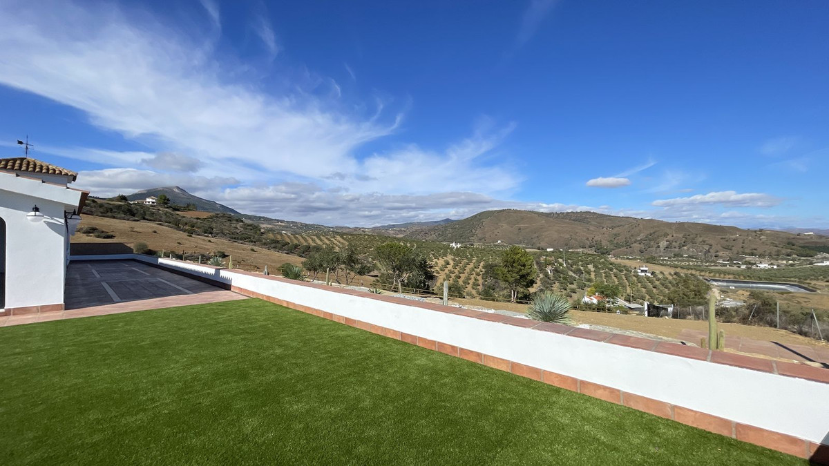 6 Bed Townhouse for sale in Casarabonela Costa Del Sol, Málaga, Spain