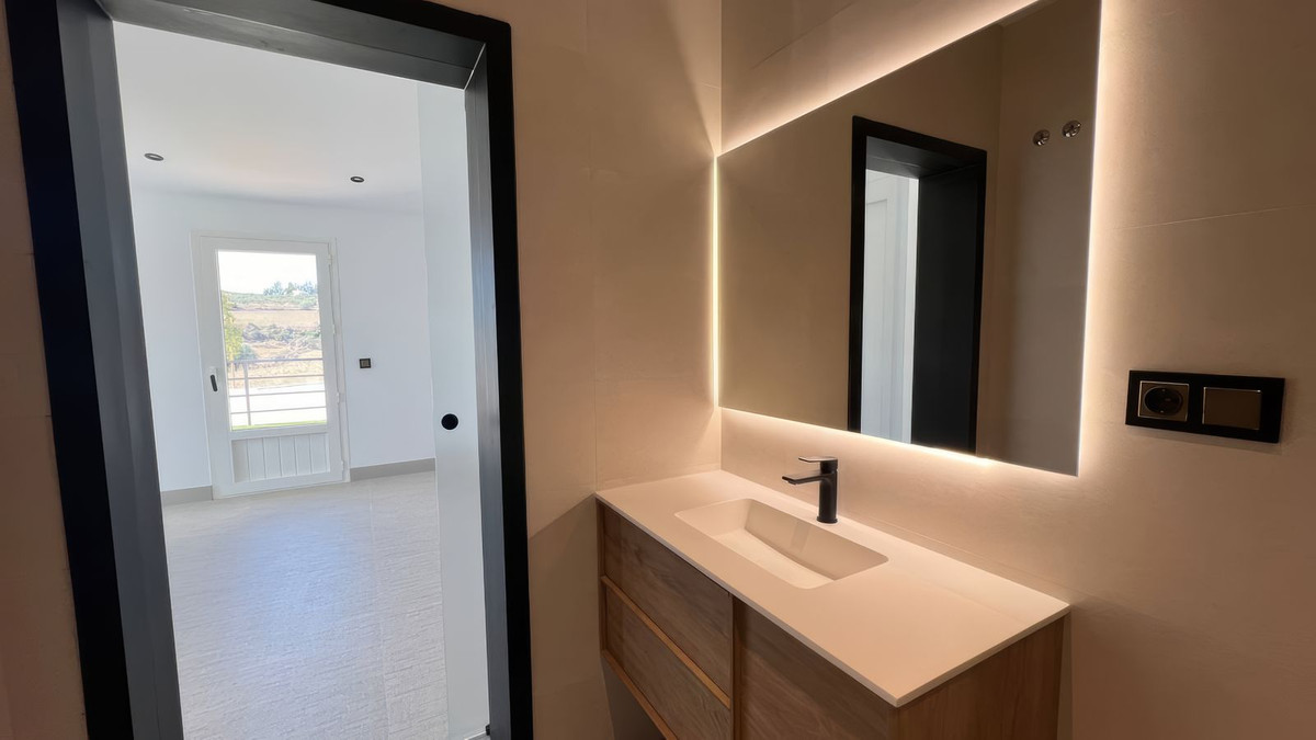6 Bed Townhouse for sale in Casarabonela Costa Del Sol, Málaga, Spain