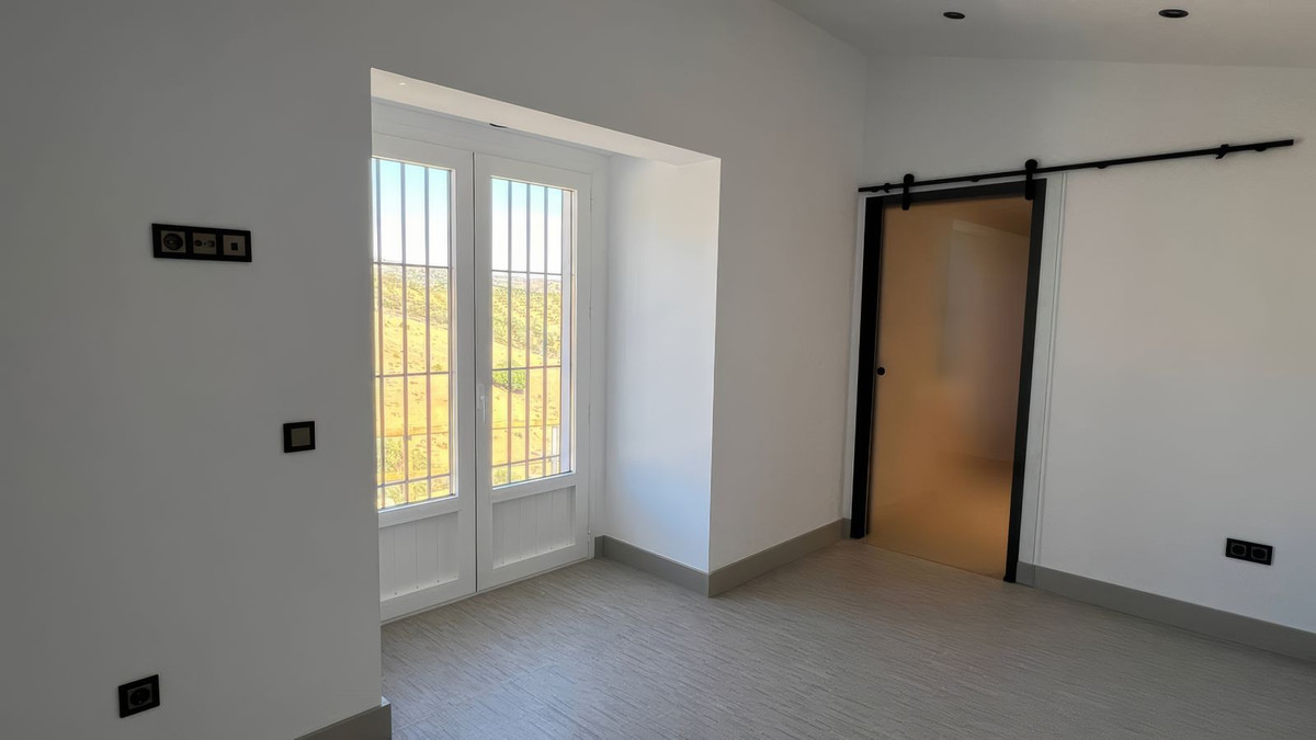 6 Bed Townhouse for sale in Casarabonela Costa Del Sol, Málaga, Spain
