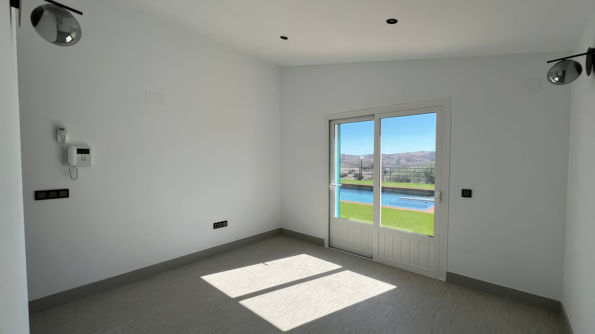 6 Bed Townhouse for sale in Casarabonela Costa Del Sol, Málaga, Spain