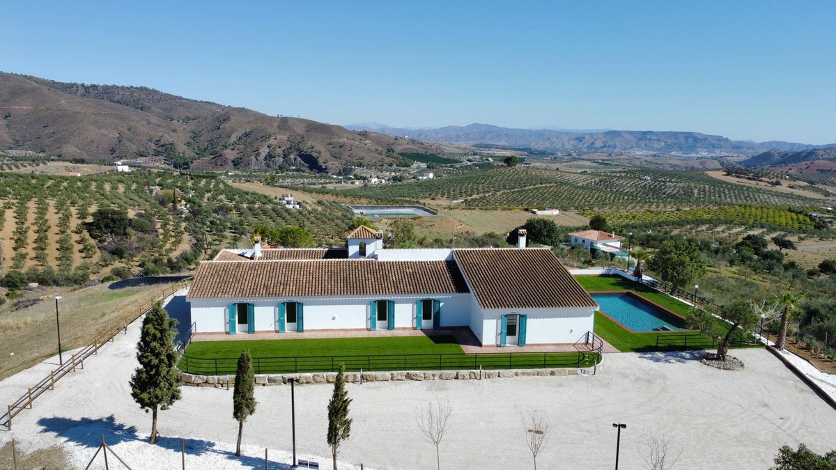 6 Bed Townhouse for sale in Casarabonela Costa Del Sol, Málaga, Spain