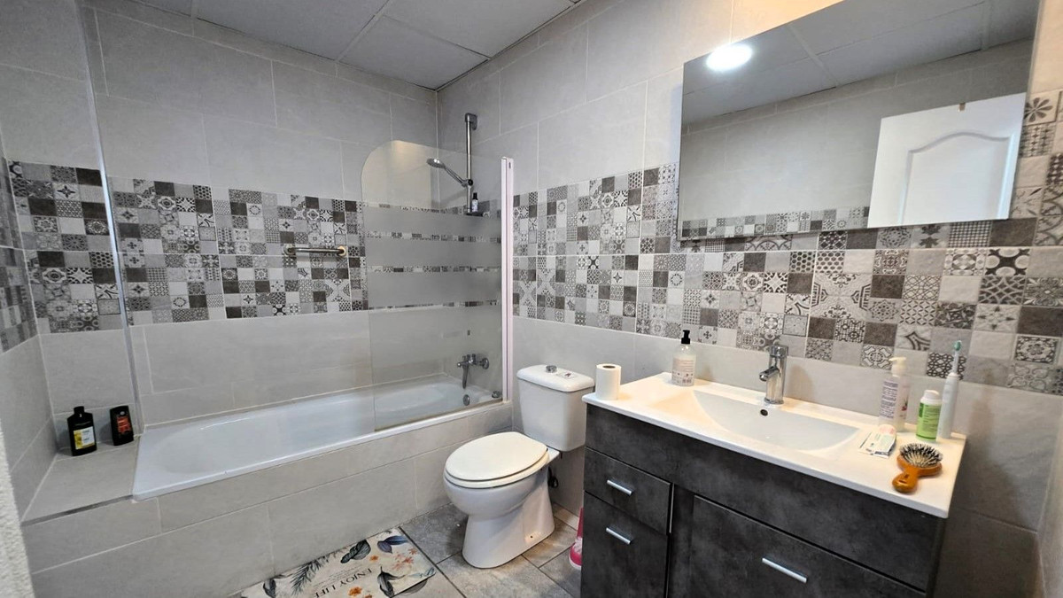 Se vende Apartamento Planta Media de 2 dormitorios en Costa Del Sol, Málaga, España