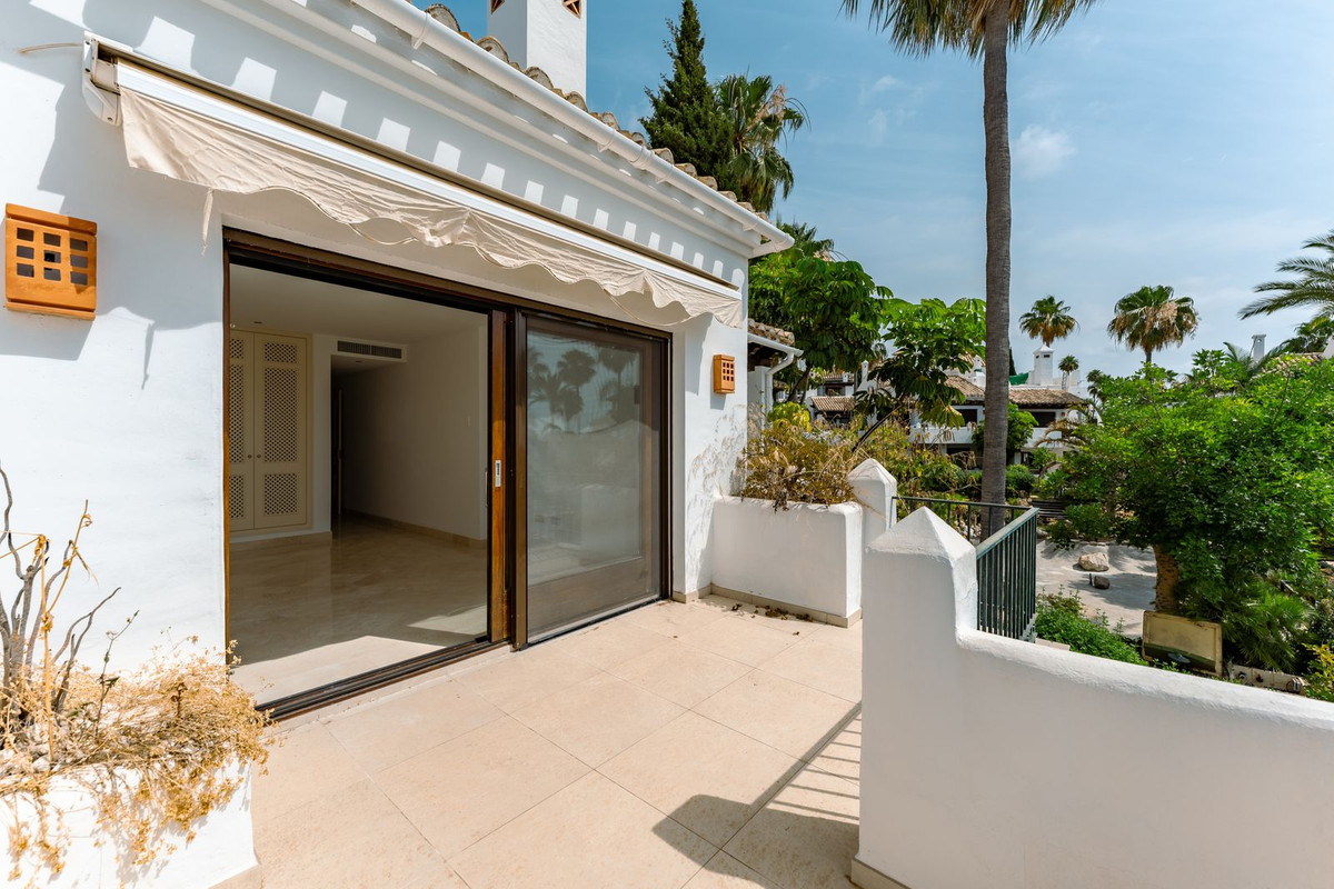 3 Bed Townhouse for sale in El Paraiso Costa Del Sol, Málaga, Spain