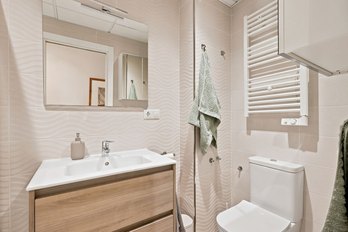 2 Bed Apartment for sale in Fuengirola Costa Del Sol, Málaga, Spain