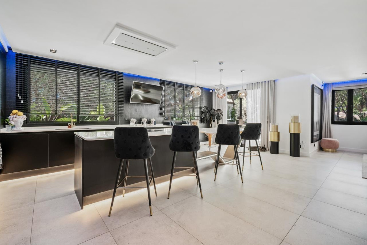 6 Bed Townhouse for sale in Las Chapas Costa Del Sol, Málaga, Spain