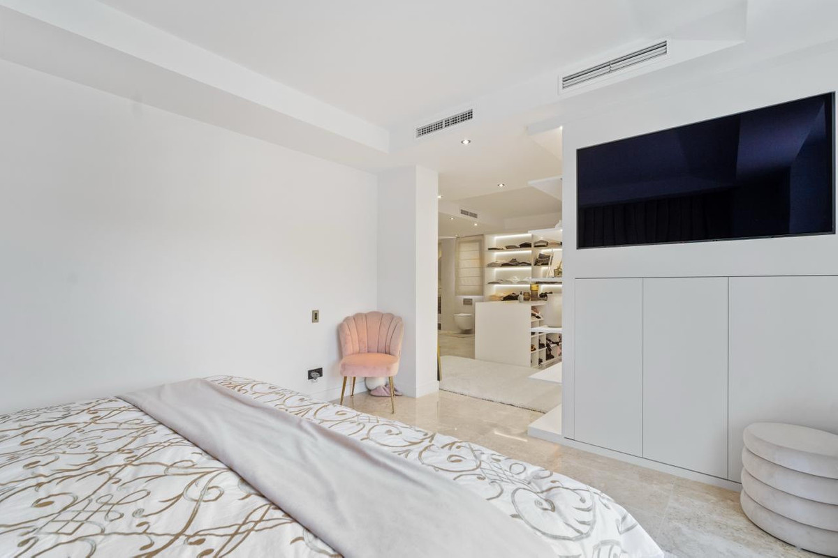 6 Bed Townhouse for sale in Las Chapas Costa Del Sol, Málaga, Spain