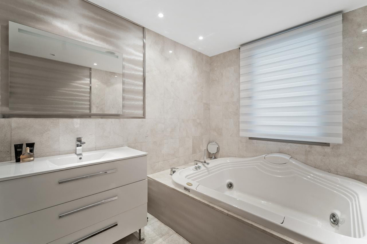 6 Bed Townhouse for sale in Las Chapas Costa Del Sol, Málaga, Spain