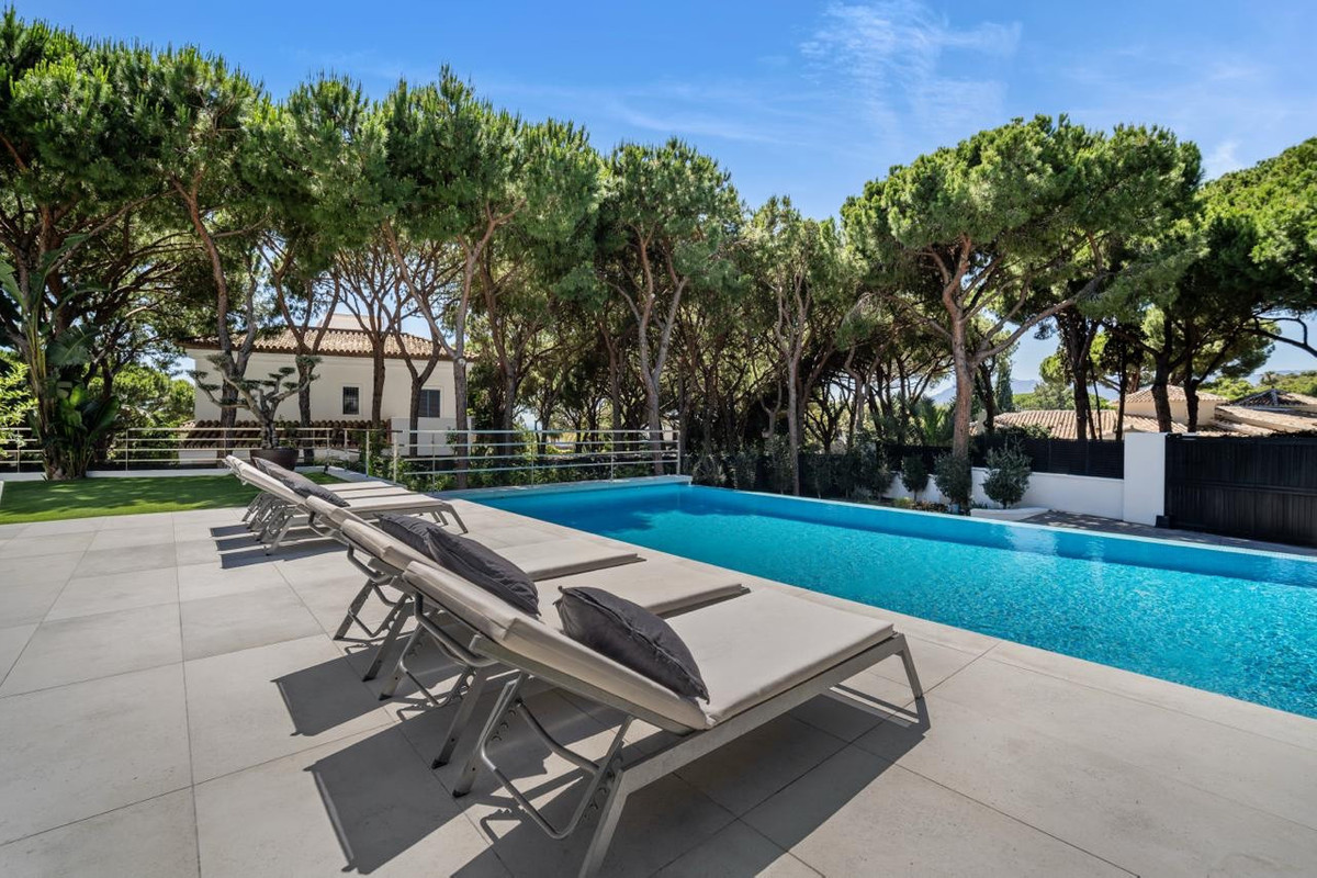 6 Bed Townhouse for sale in Las Chapas Costa Del Sol, Málaga, Spain