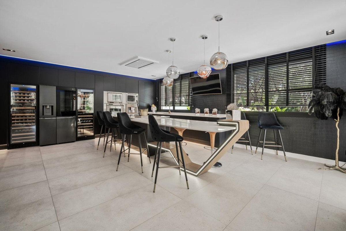 6 Bed Townhouse for sale in Las Chapas Costa Del Sol, Málaga, Spain