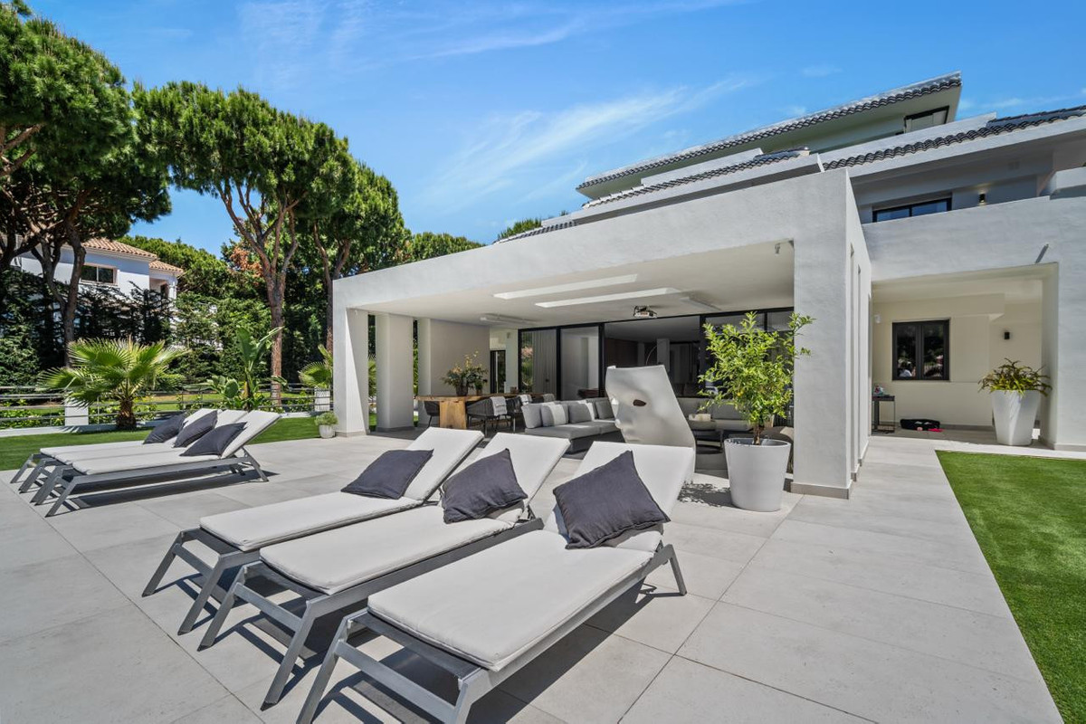 6 Bed Townhouse for sale in Las Chapas Costa Del Sol, Málaga, Spain
