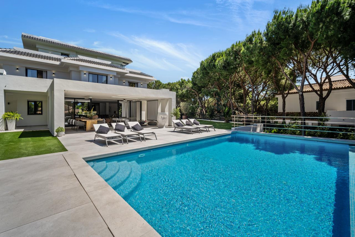 6 Bed Townhouse for sale in Las Chapas Costa Del Sol, Málaga, Spain