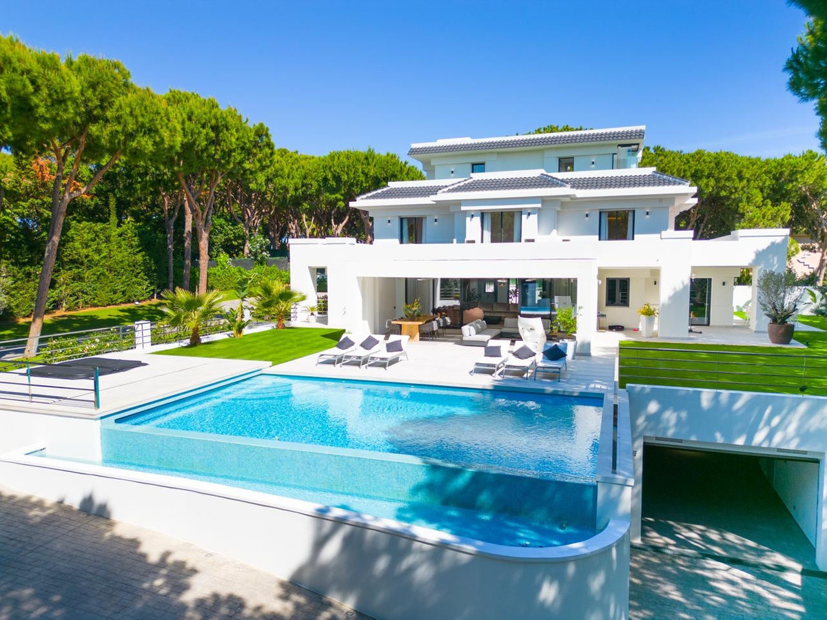 6 Bed Townhouse for sale in Las Chapas Costa Del Sol, Málaga, Spain